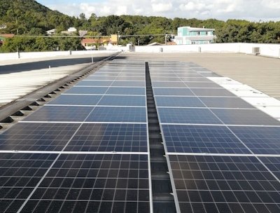 Paneles solares instalados sobre una cubierta industrial