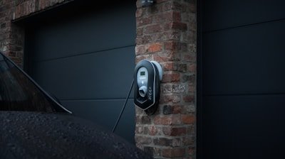 Punto de recarga para vehículo eléctrico instalado en un garaje