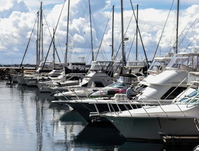Embarcaciones en un puerto, ámbito de la electricidad náutica