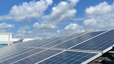 Instalación fotovoltaica sobre el tejado de un edificio